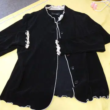 프릴 달린 블랙 긴팔 포멀 자켓