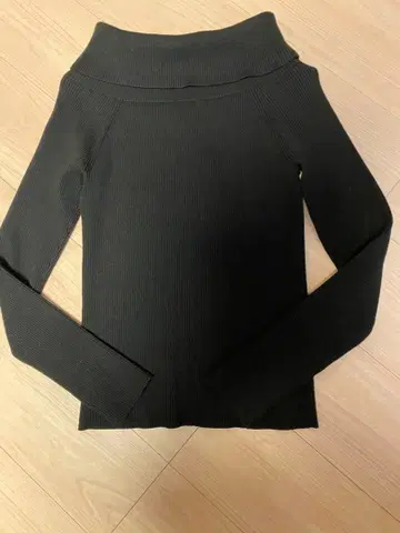 노블 오프숄더 니트