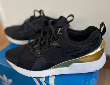 푸마 블랙 골드 스니커즈