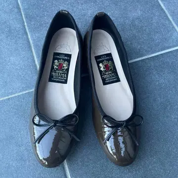 MIHAMA 브라운 에나멜 발수 가죽 펌프스