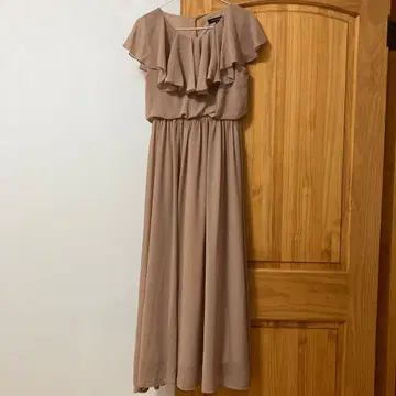 프릴 달린 핑크 베이지 쉬폰 롱 드레스