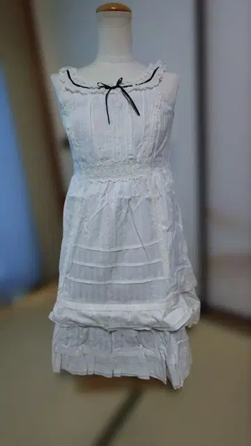 에밀리 템플큐트 화이트 슬리브리스 원피스