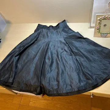 레킵 블랙 타프타 플레어 스커트 무릎 아래 20cm