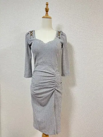 체크 무늬 비쥬 부착 드레스