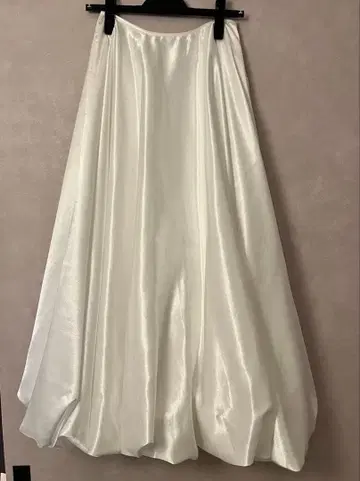 THE TOE 화이트 새틴 벌룬 스커트