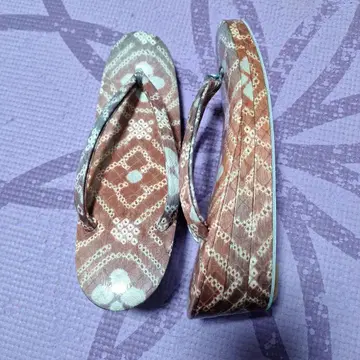 설날, 성인식, 졸업식에 기모노 원단을 가공한 조리 빨간색 계열