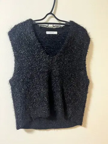 DouDou 블랙 V넥 슬리브리스 베스트