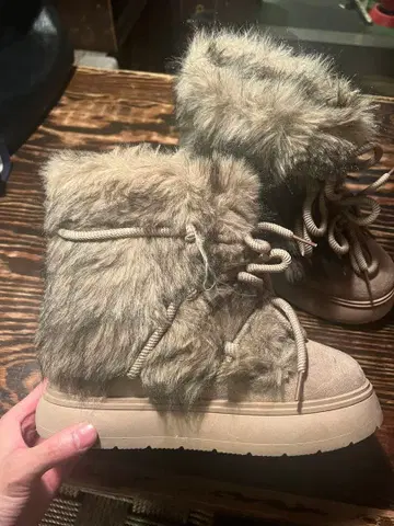 퍼 달린 통굽 베이지 어그 부츠