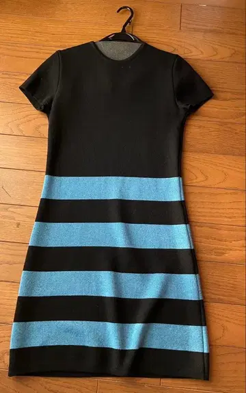 에네스베 블랙과 파랑 스트라이프 반팔 니트 원피스