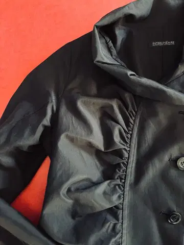 INTERIORAIRE 앙텔리네르 실크 소재 블랙 코트