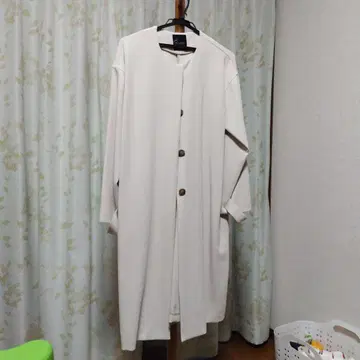 화이트 버튼 달린 롱 코트
