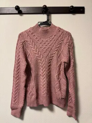 Abercrombie&Fitch 케이블 짜임 핑크 하이넥 니트