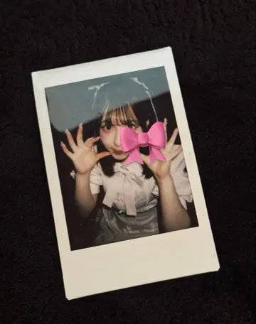 핑크 리본 달린 폴라로이드 사진