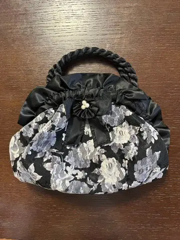 꽃무늬 프릴 핸드백 (블랙과 화이트 레이스 패턴)