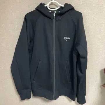 NEW ERA 블랙 집업 후드티