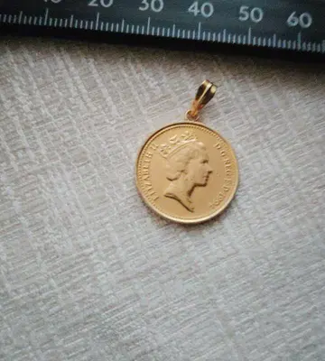 엘리자베스 코인 목걸이 탑