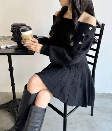 오프숄더 플리츠 니트 원피스