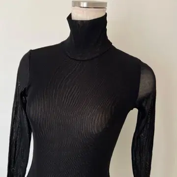 파올라 프라니. 블랙 컬러 터틀넥 긴팔 상의