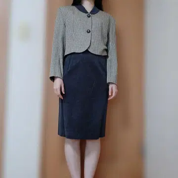 체크 무늬 자켓과 스커트 셋업