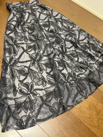 머큐리 듀오 자수 플레어 스커트 S 사이즈 블랙과 그레이