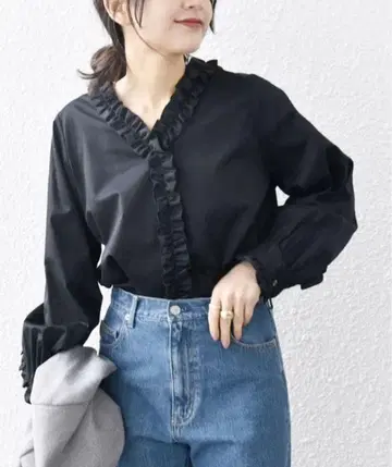 프릴 포함 블랙 긴팔 셔츠