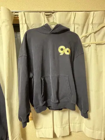 자수 로고가 달린 네이비 후드티