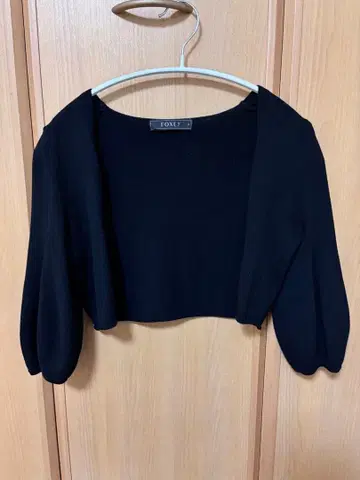 FOXEY 블랙 5부 소매 니트 가디건