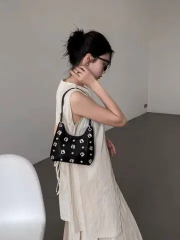 비즈 장식 블랙 숄더백