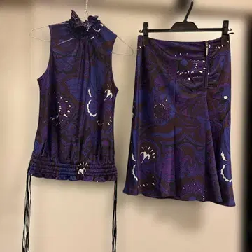 보라색 계열 꽃무늬 탱크탑 & 플레어 스커트 셋업