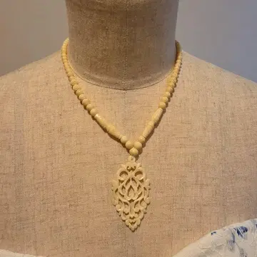 아이보리 목걸이 장식 펜던트 포함