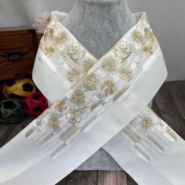 화창한 날, 빽빽한 자수의 화려한 장식용 깃 일본제 새상품