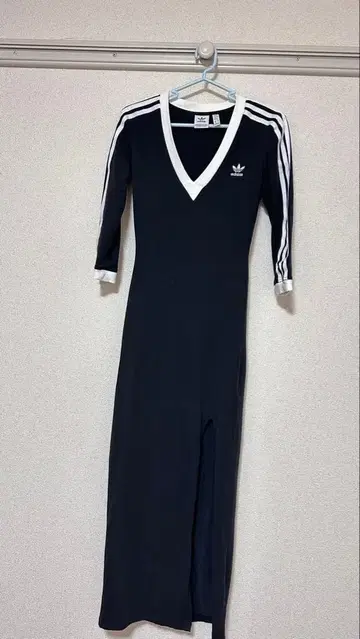 아디컬러 클래식 쓰리 스트라이프 맥시 원피스.