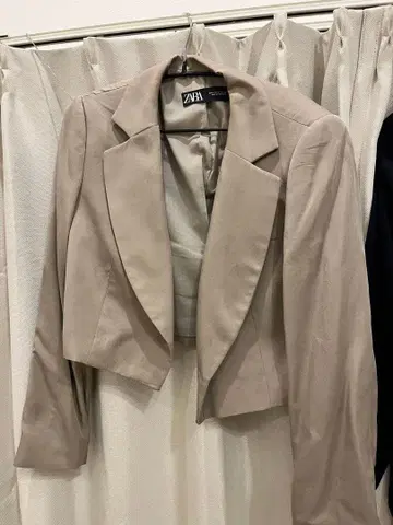 ZARA 라이트 베이지 숏 자켓