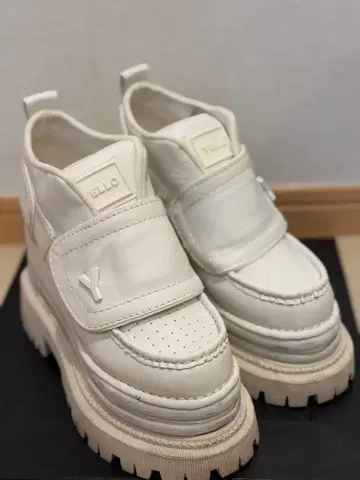 YELLO 화이트 통굽 스니커즈/통굽 로퍼