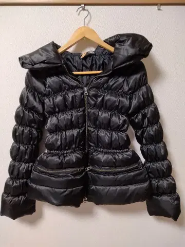 후드 부착 블랙 다운 자켓 YOANA BARASCHI