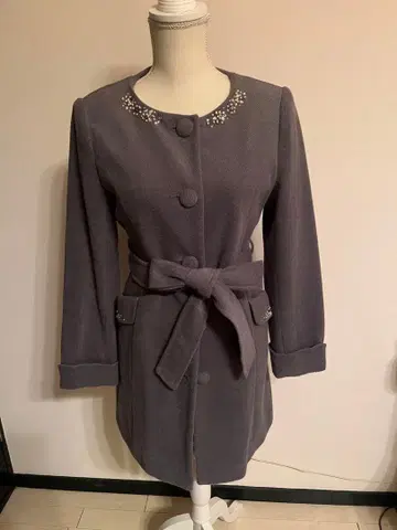 비쥬가 달린 그레이 롱 코트