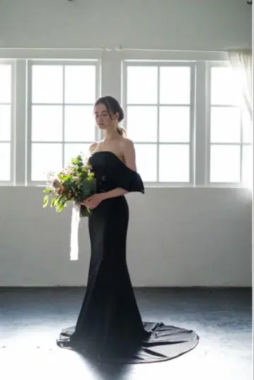 오프숄더 볼륨 소매 새틴 블랙 소프트 머메이드 드레스