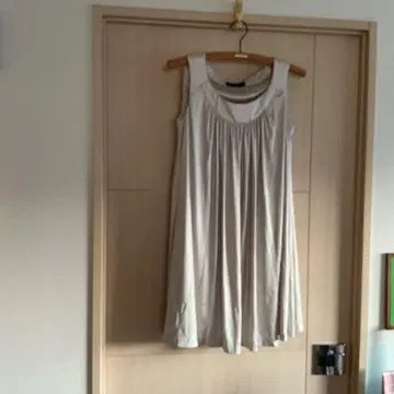 CLEAR IMPRESSION 베이지 슬리브리스 튜닉