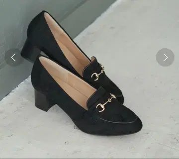 블랙 스웨이드 로퍼 골드 체인 장식