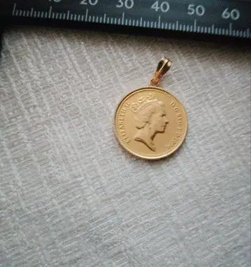 ELIZABETH 코인형 펜던트 탑