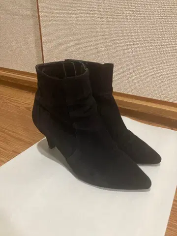 블랙 스웨이드 부츠