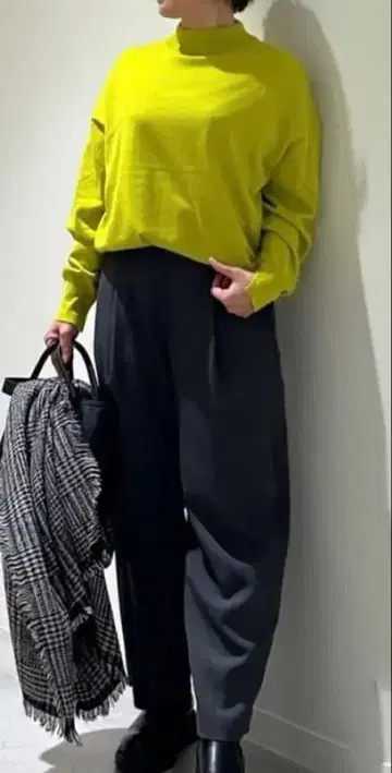 라임 그린 하이넥 니트 긴팔