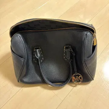 MICHAEL KORS 블랙 가죽 핸드백
