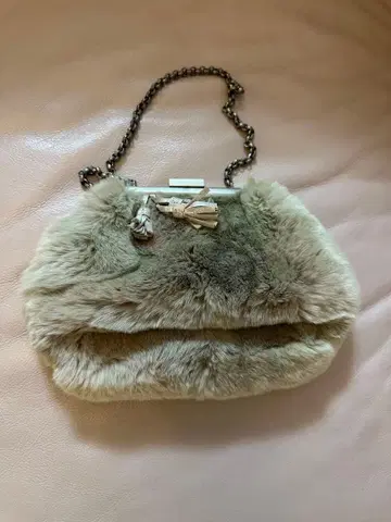 PAULE KA 퍼 클러치백