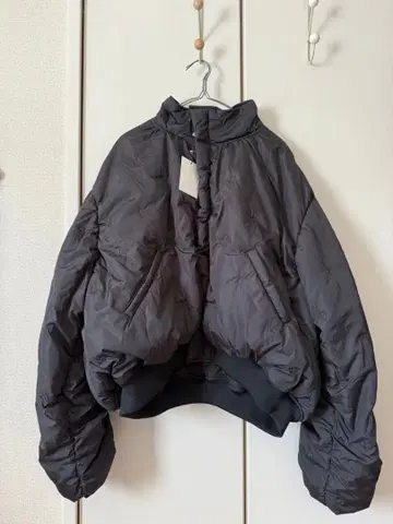 패턴 토르소 블랙 다운 자켓