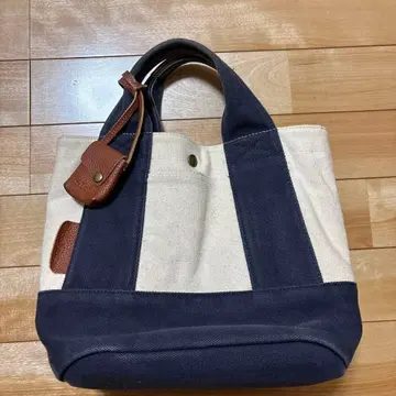 네이비와 아이보리 토트백