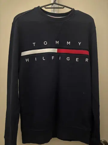 TOMMY HILFIGER 네이비 맨투맨