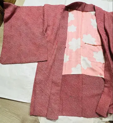 벚꽃 꽃무늬 안감의 핑크 겉옷 쥐어짜기