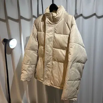 크림색 퀼팅 다운 자켓