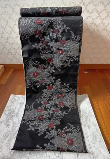 미사용품 한국산  블랙 베이스 빨간색 x 블루 꽃무늬 옷감 138